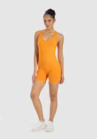 Mono naranja con escote redondeado, diseño ajustado y piernas cortas. Fabricado con una tela lisa y elástica, ideal para ropa deportiva.