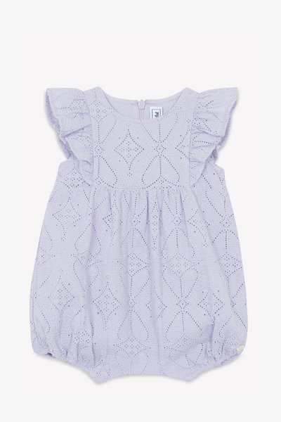 Lys lilla kjole med volangerm, med heklede mønstre, teksturert stoff og rynket midje. Glidelås bak.