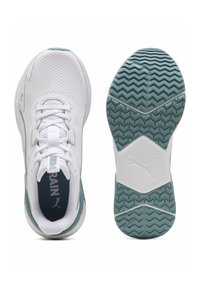 Baskets blanches et bleu sarcelle vues du dessus et de la semelle, avec une tige en maille, un design à lacets et un motif de semelle texturée en zigzag.