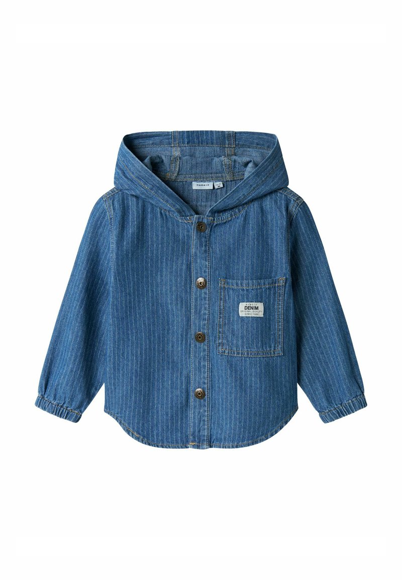 Camicia di jeans blu con righe sottili, maniche lunghe, cappuccio integrato, chiusura con bottoni e tasca sul petto con etichetta. Tessuto morbido e strutturato.