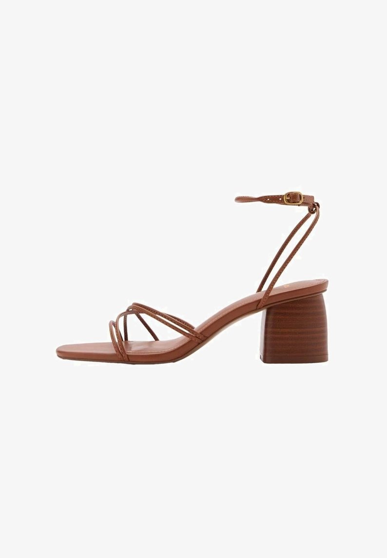 Sandale marron en cuir à bout ouvert avec fines lanières, boucle à la cheville et talon bloc.