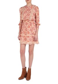 Blümchenbedrucktes Kleid in Hellrosa mit langen Puffärmel, elastischem Taillenbund und Spitze. Kombiniert mit braunen Wildleder-Ankle-Boots.