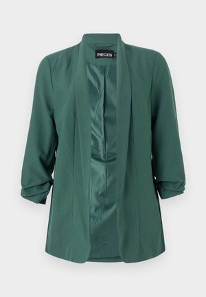 Ciemnozielona marynarka z kołnierzem szalowym, długimi rękawami podwiniętymi oraz gładkim satynowym podszyciem. Otwarty przód bez zapięcia.