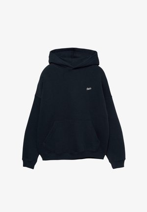 Hoodie noir en mélange de coton, avec une poche avant, un capuchon à cordon de serrage et un petit logo brodé sur la poitrine. Texture douce, coupe décontractée.