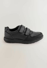Scarpa sportiva nera con due strap in velcro, una combinazione di materiali lisci e testurizzati, con una suola in gomma curvata per una migliore aderenza.