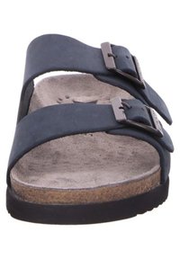 Sandal nera a due cinturini con fibbie metalliche regolabili, soletta in suede morbido e intersuola in sughero su suola in gomma testurizzata.