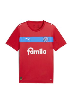 Rotes Sporttrikot aus atmungsaktivem Stoff mit blauen horizontalen Streifen, auf der Vorderseite mit weißem Logo und dem Text "famila" sowie Puma-Branding.