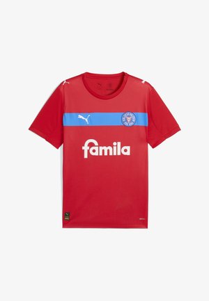 Maglia sportiva rossa in tessuto traspirante con striscia orizzontale blu, dotata di logo e testo bianco "famila" sul fronte, e con marchio Puma.