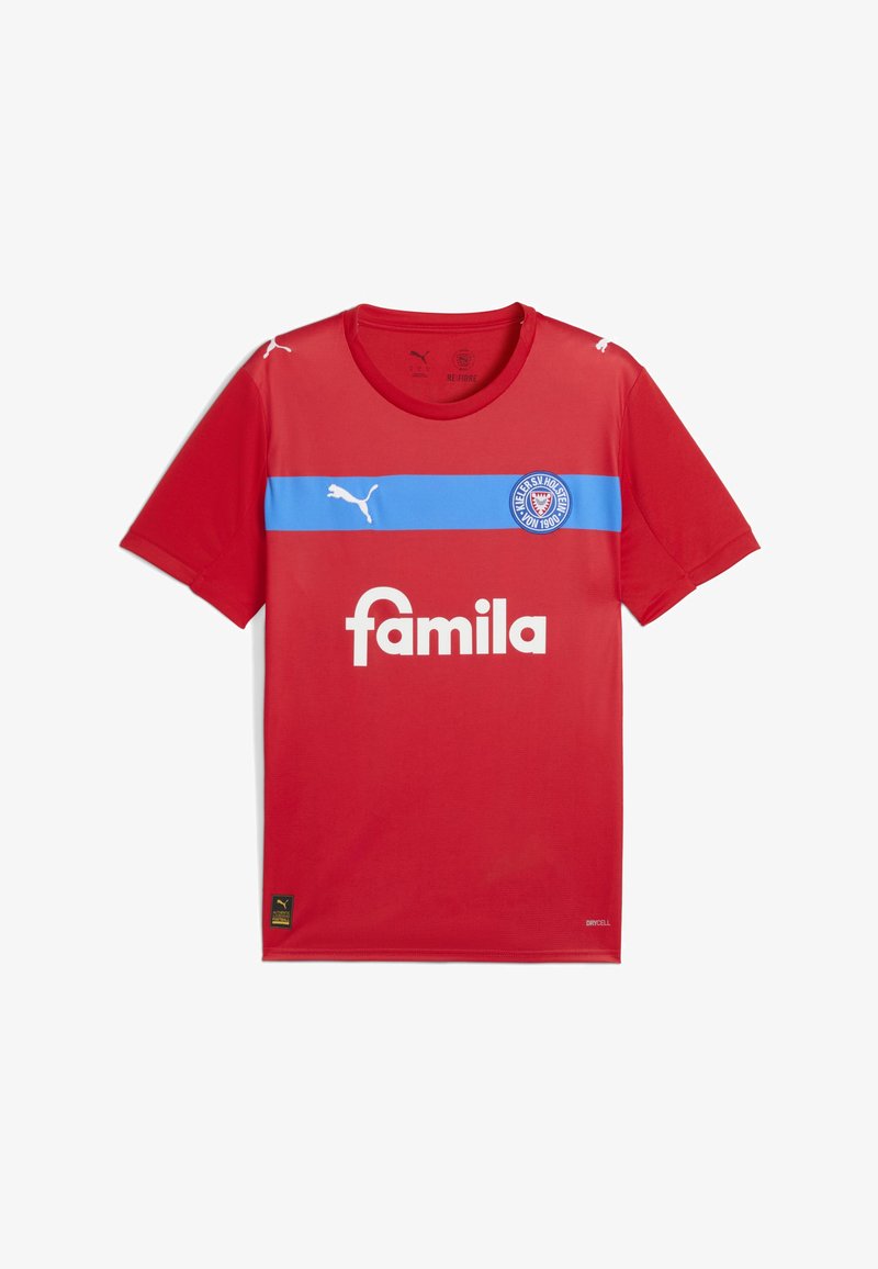 Camiseta deportiva roja hecha de tejido transpirable con una franja horizontal azul, que presenta un logotipo blanco y el texto "famila" en la parte frontal, además de la marca Puma.