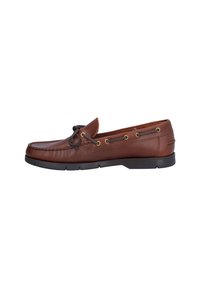 Zapato tipo mocasín de cuero marrón con suela de goma negra, detalle de cordones alrededor del cuello y puntera cosida sobre un fondo blanco.