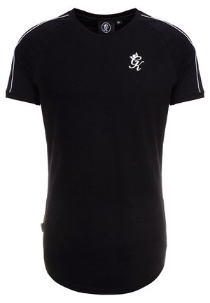 Czarny t-shirt z krótkim rękawem z białym obszyciem na ramionach i małym białym logo "GK" z koroną na lewej piersi.