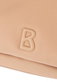 Jasnobeżowa torba z nylonu z wyraźnie wytłoczonym literą "B" w dopasowanym odcieniu, charakteryzująca się gładką fakturą i prostym designem.