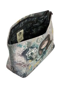 Sac en tissu à motifs gris et bleu, avec une illustration de fille. Fermeture éclair, poches intérieures et une étiquette visible dans la doublure.