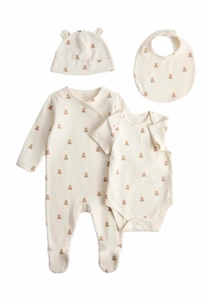 Vierteiliges beiges Babybekleidungsset mit kleinen braunen Teddybär-Prints, bestehend aus Mütze mit Ohren, Lätzchen, langärmeligem Strampler und kurzärmeligem Body.
