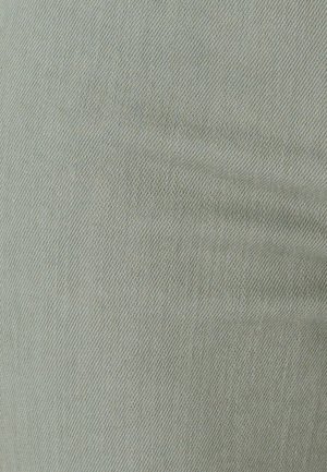 Lichtgroene katoenen stof met een diagonale keperbinding en lichte kreukjes over het oppervlak.