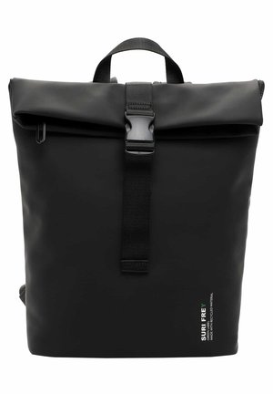 Sac à dos noir à rabat, fabriqué en matériau durable et imperméable, avec une sangle réglable, une fermeture à boucle et un détail de logo au bas.