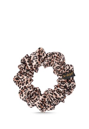 Chouchou en soie avec motif léopard rose et noir et une petite étiquette en tissu noire portant la mention "le silqué."