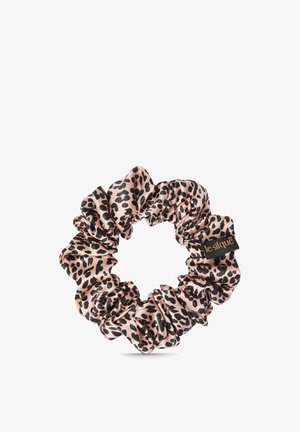Zijden haarwikkel met roze en zwarte luipaardprint en een klein zwart stoffen label met de tekst "le silqué."