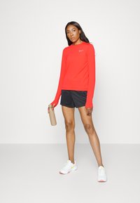 Nike Performance PACER CREW - Camisola de manga comprida - light crimson/silver