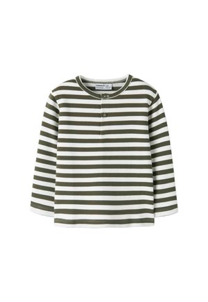 Chemise à manches longues pour tout-petit avec des rayures blanches et vert olive horizontales et deux boutons près de l'encolure ronde.