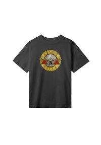 Black t-shirt featuring a circular graphic with a wooden texture, yellow border, red roses, and the text "GUNS N' ROSES."