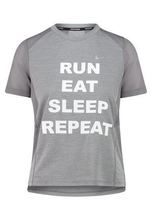Graues Nike Laufshirt mit kurzen Ärmeln, weißem Text ""RUN EAT SLEEP REPEAT"" vorne und kleinem Nike-Logo auf der Brust.