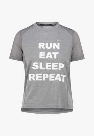 Camiseta gris de manga corta para correr de Nike con texto blanco que dice ""RUN EAT SLEEP REPEAT"" en el frente y un pequeño logo de Nike en el pecho.