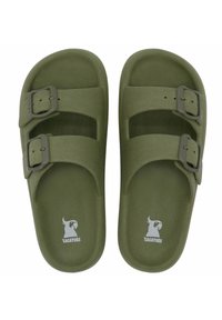 Sandales en caoutchouc vertes avec deux boucles réglables, design ouvert à l'avant, semelle intérieure texturée et un logo représentant un perroquet au niveau de la semelle.