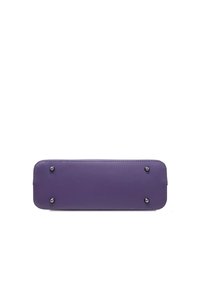 Portafoglio in pelle viola con texture liscia, forma rettangolare, bordi arrotondati e accessori in metallo argentato nella parte inferiore.