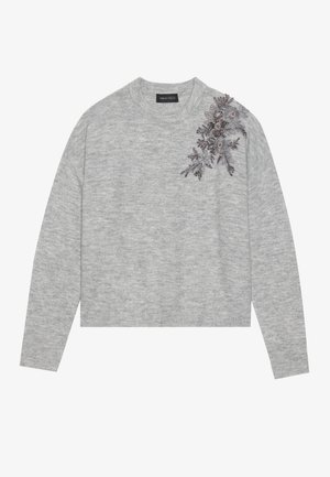 Pull gris avec un col et des poignets côtelés, présentant une broderie en dentelle avec des accents métalliques sur l'épaule gauche. Design simple et court.