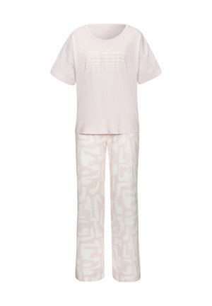 Himbeerfarbene Baumwoll-Pyjama-Set mit einem Kurzarm-T-Shirt, das den Text "SONNTAGSMORGEN" trägt, sowie einer weiten Hose mit einem abstrakten, hellen Muster.