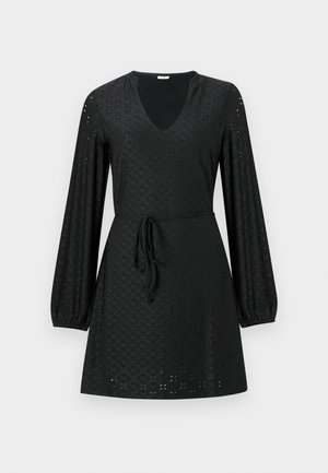 Crna haljina s V-izrezom i dugim puf rukavima, koja ima teksturirani uzorak i struk s vezicom.