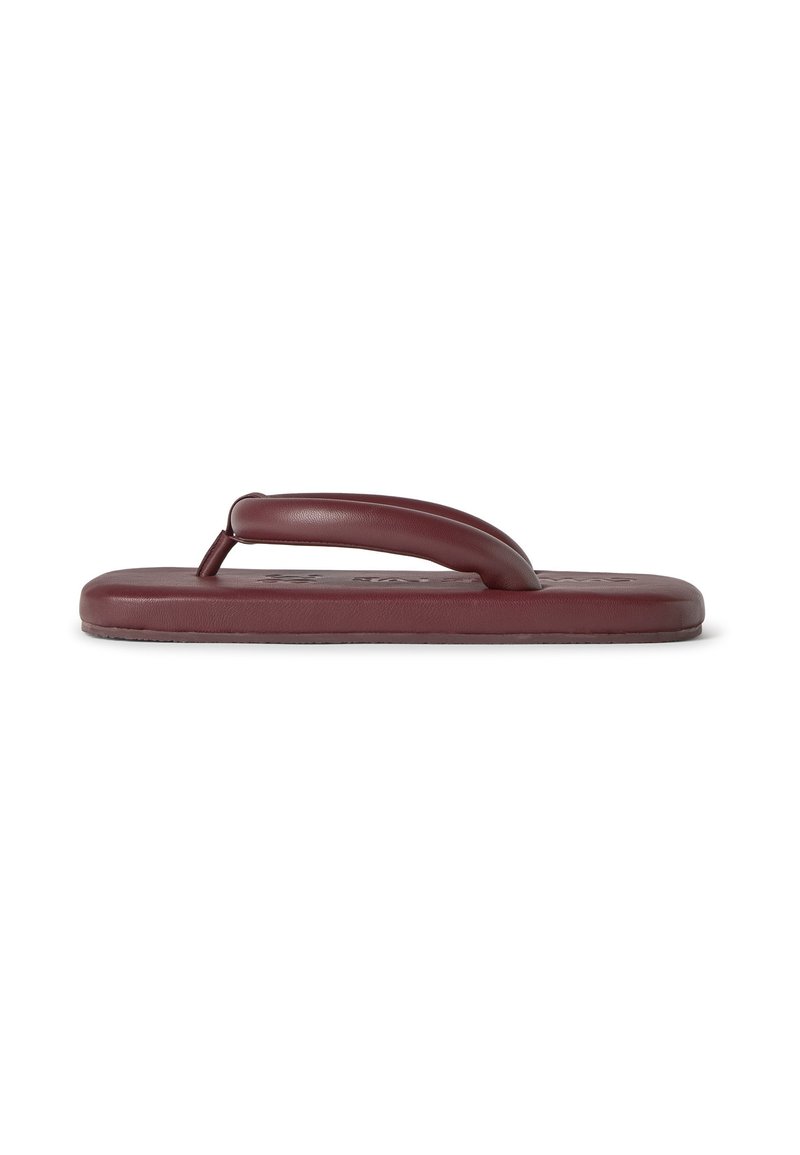 Kastanjefärgad gummiflip-flop med en tjock fotbädd, en rundad rem och texturerad sula. Enkelt design, passar för avslappnad användning.