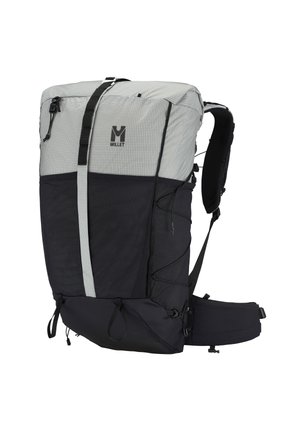 Sac à dos de randonnée gris clair et noir avec bretelles rembourrées, ceinture de taille, boucle à l'avant, cordons de compression latéraux et poche zippée sur le dessus.