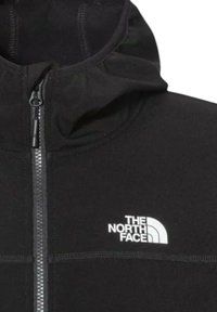 Giacca nera con zip e cappuccio, con cuciture a contrasto, colletto alto e un logo bianco ben visibile sul lato sinistro del petto.