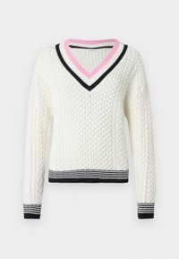 Kremfarvet kabelstrikket sweater med V-udskæring, med pink og sort stribet ribkant samt kontrasterende sorte og hvide vandrette striber ved kanten.