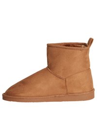 Botas de ante marrón hasta el tobillo con punta redondeada, forro interior suave y una pequeña pestaña en la parte posterior para ponérselas fácilmente. Suela de goma plana.