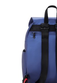 Blå syntetisk ryggsäck har en rulltoppsdesign, svarta remmar, sidofickor och en framficka med dragkedja i kontrasterande färger.