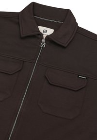 Ciemnobrązowa kurtka z pointed kołnierzem, centralnym srebrnym zamkiem błyskawicznym, dwoma klapowymi kieszeniami na piersi oraz małą metką "GABBIANO" na jednej z kieszeni.