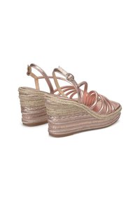 Infradito con zeppa e cinturini in ottone rosa metallizzato, design open-toe e dettagli in juta intrecciata su suola piattaforma. Inclusa una cinghia alla caviglia regolabile.