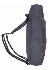 Marineblaue Stofftasche mit floralen Mustern, rechteckiger Form, verstellbaren Schulterriemen und einem seitlichen Schnallenverschluss für sicheren Halt.