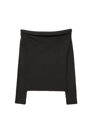 Sort ribbet langærmet top med en bred off-shoulder halsudskæring, der har en tætsiddende silhuet og blød tekstur.