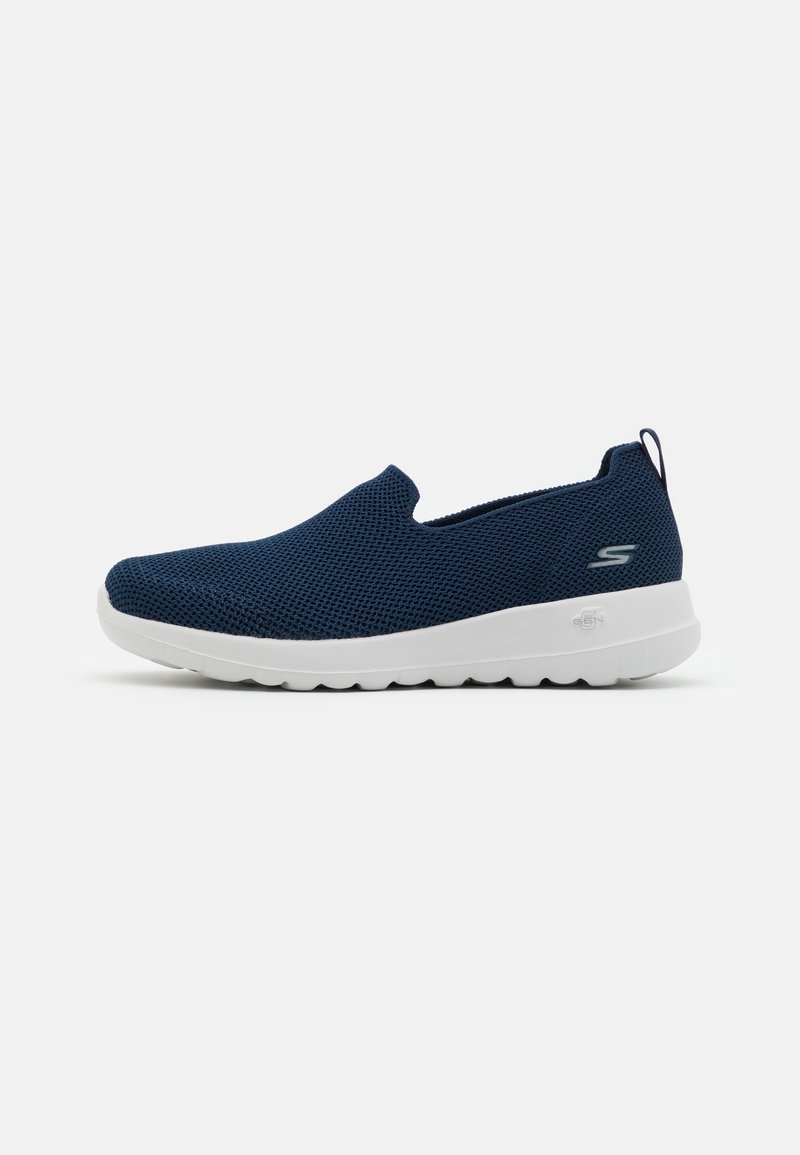Chaussure à enfiler bleu marine avec une tige en mesh texturé, semelle en caoutchouc blanche et marquage minimal sur le côté et l'arrière, bords lisses.