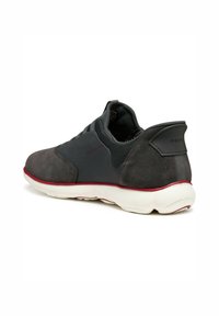 Zapatilla de ante y malla gris con suela de goma, detalle rojo en la suela y marca Geox en el talón, con un diseño de corte bajo.