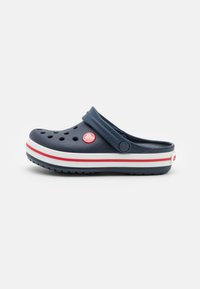Zoccolo blu navy realizzato in materiale leggero con fori di ventilazione, caratterizzato da una suola a righe rosse e bianche e una tracolla posteriore per supporto.