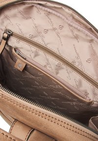 Tan leren handtas met een gestructureerde buitenkant. Het interieur heeft een patroon voering, een ritsvak en meerdere compartimenten voor organisatie.