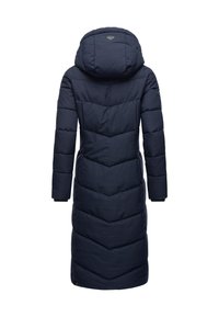 Námořnicky modrý péřový kabát s kapucí, zdobený vzory švů ve tvaru chevronu a dlouhými rukávy. Texturovaný, izolovaný materiál, střih sahající ke kolenům.