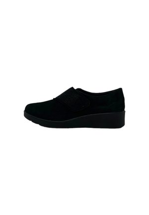 Scarpa in suede nera con punta tondeggiante, cinturino elastico e dettagli texturizzati. Presenta una suola in gomma a zeppa bassa per stabilità.