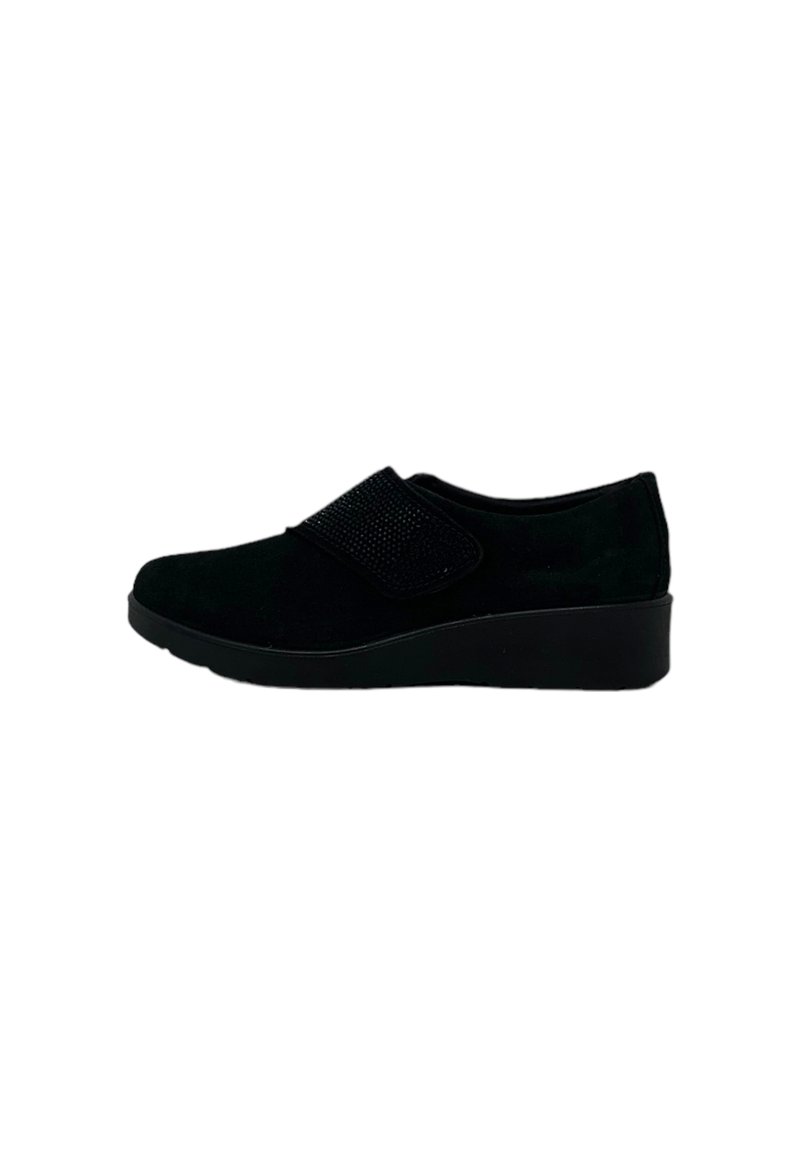 Scarpa in suede nera con punta tondeggiante, cinturino elastico e dettagli texturizzati. Presenta una suola in gomma a zeppa bassa per stabilità.