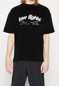LOW LIGHTS STUDIOS® T-shirts print - black